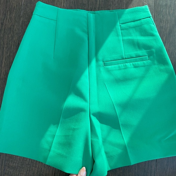 Zara green high waisted short with gold buttons. - Picture 5 of 6